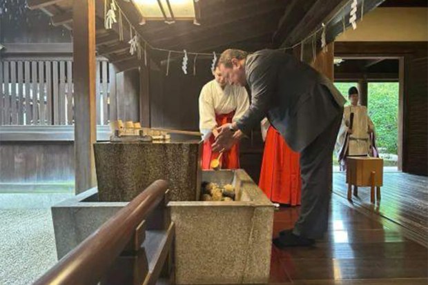 乌克兰驻日大使到靖国神社参拜。