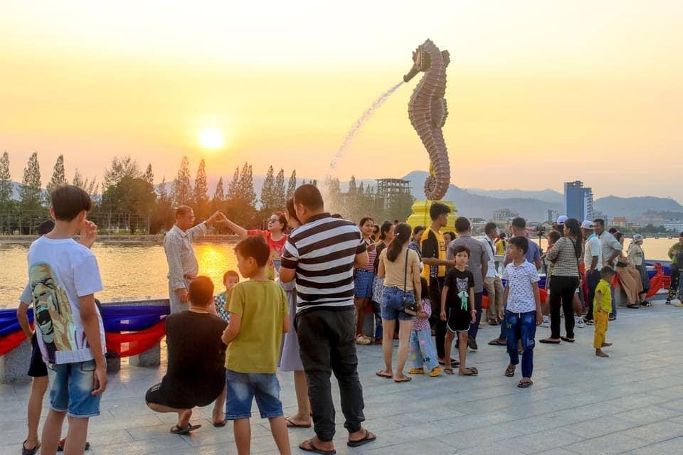 民眾紛紛以噴水海馬為背景拍打卡照。 貢布旅遊局fb