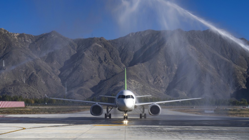 中國國產大型客機C919飛機首次飛抵拉薩。（中新社）