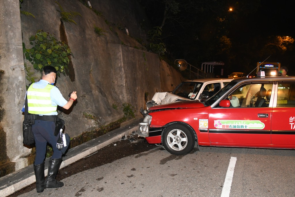 清水灣道私家車與的士相撞。