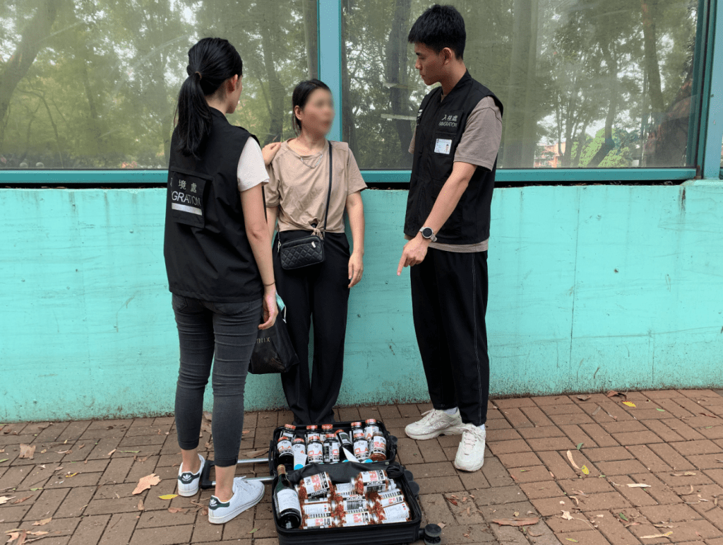 一名內地女子疑涉水貨活動被捕。政府新聞處圖片