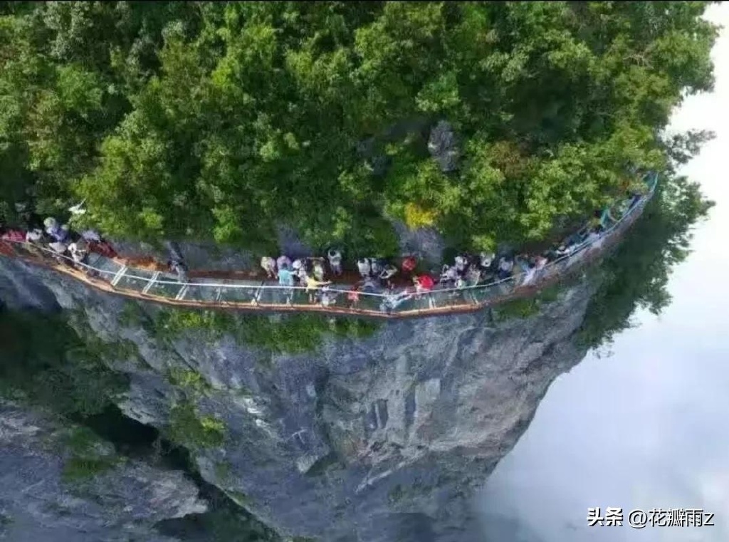 張家界天門山景區山頂西線玻璃棧道。