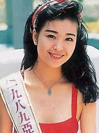 伍詠薇之所以以20歲之齡選美，是受到當時男友翁江培推薦。