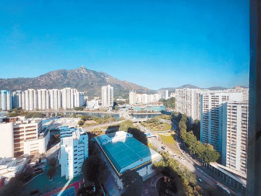 單位可飽覽屯門河道景，遠望山景，恬靜舒適。