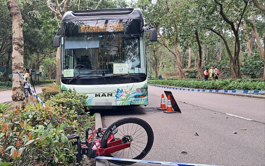 迪士尼旅遊巴撞倒單車婦。林思明攝