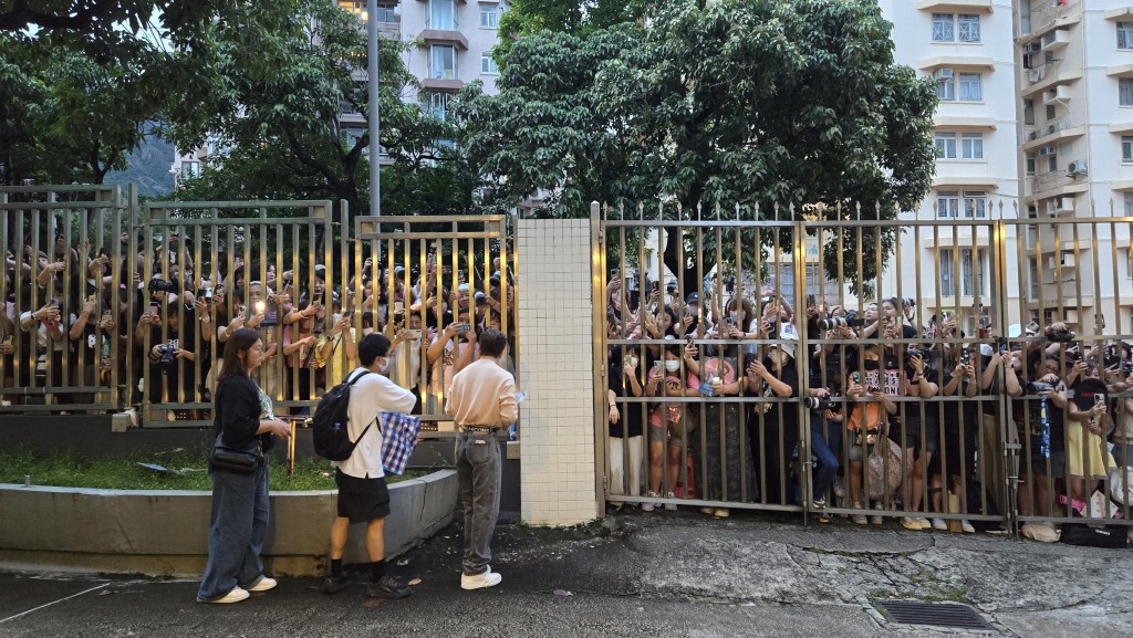 守候在商台外的神徒。