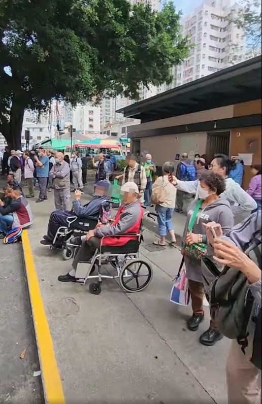 不少老伯仲坐着輪椅支持，看得相當入神。