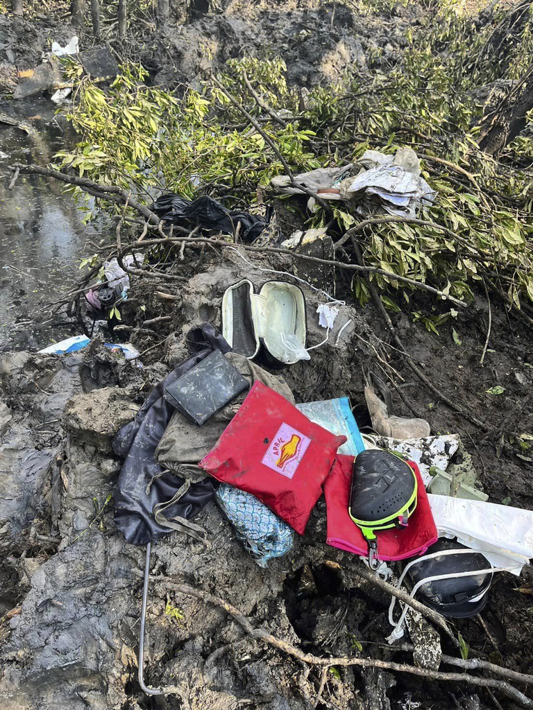 墜機現場發現部分旅客遺物。AP