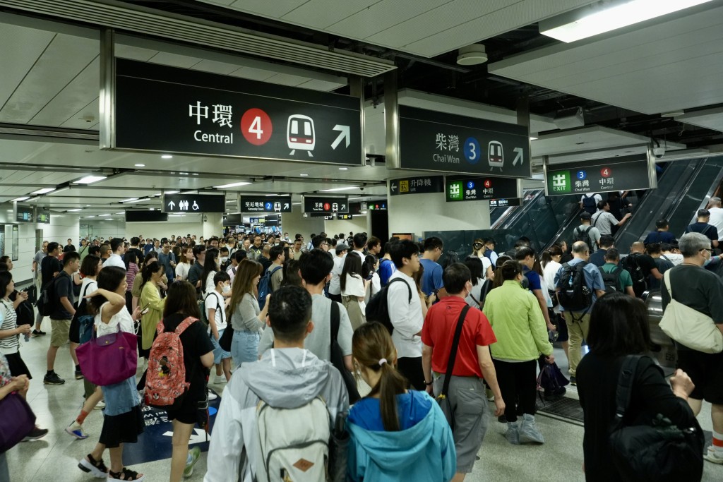 港鐵金鐘站人頭湧湧。劉駿軒攝