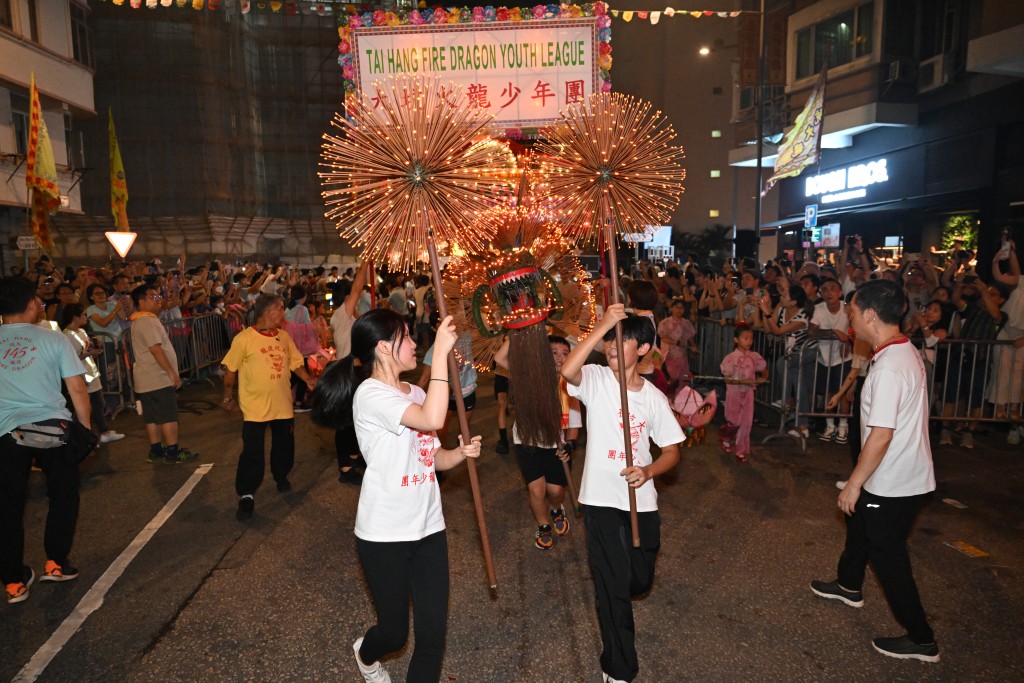 舞火龍由青少年舞動的LED小火龍打頭陣。鍾健華攝