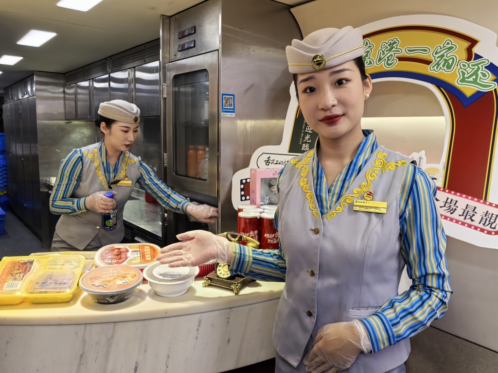 列车上有多种京港特色食物可借选择。　张言天摄