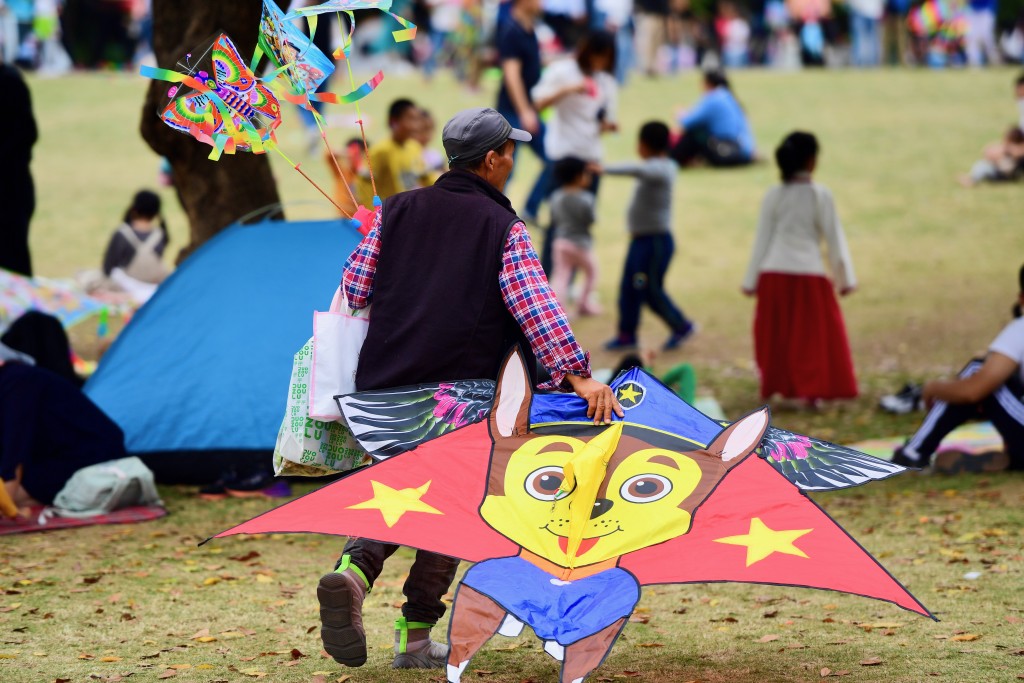 市民在蓮花山公園里賞花、放風箏、曬太陽等悠閑自樂。中通社