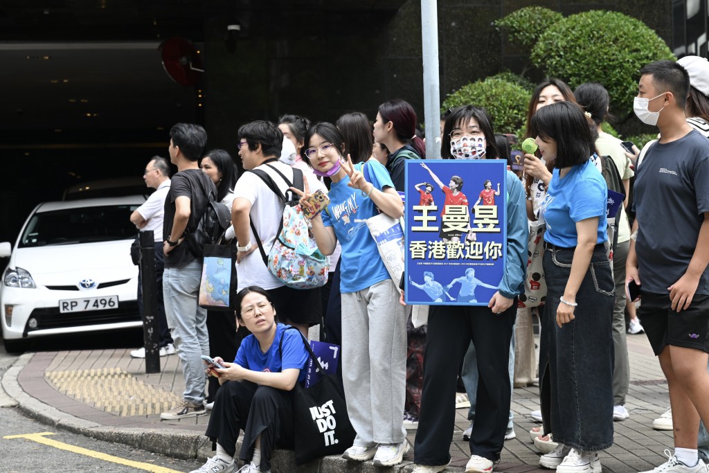 粉丝把握最后机会见偶像。锺健华摄