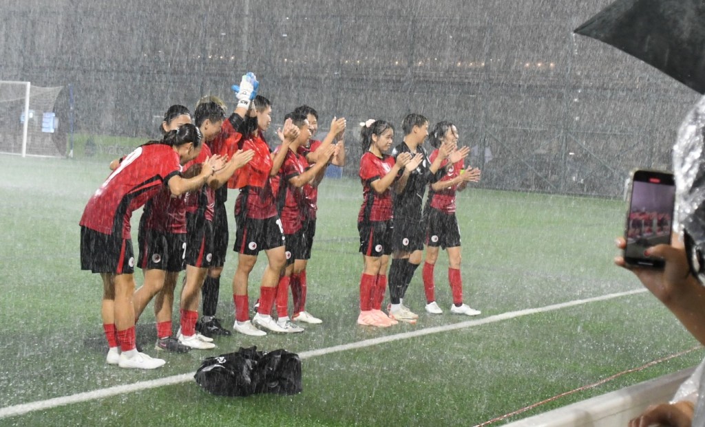 港隊在雨中向球迷致謝。 陸永鴻攝