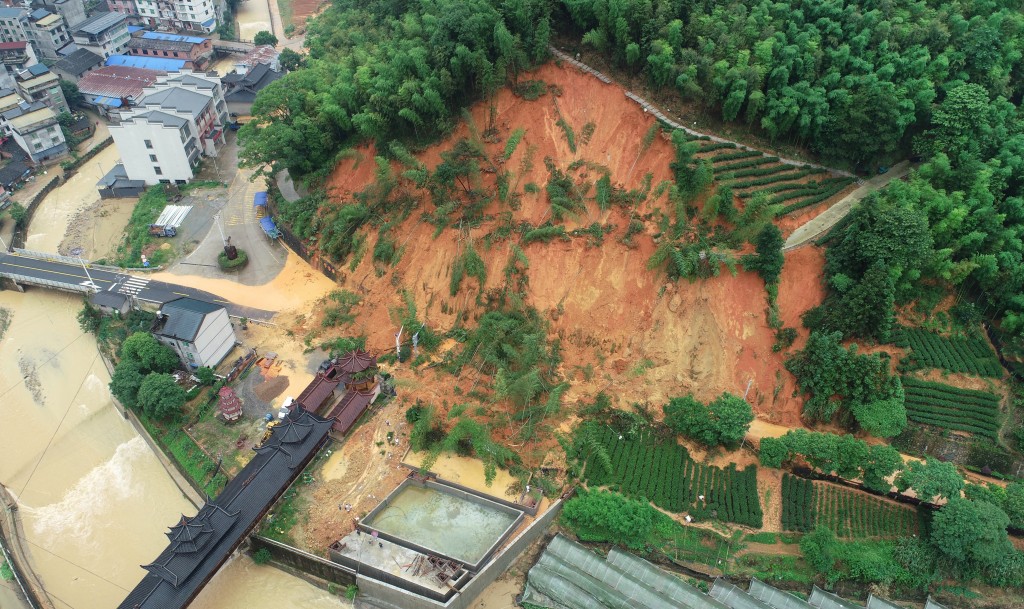  6月16日在福建南平政和县铁山镇江上村拍摄的一处溜方受灾点（无人机照片）。 新华社