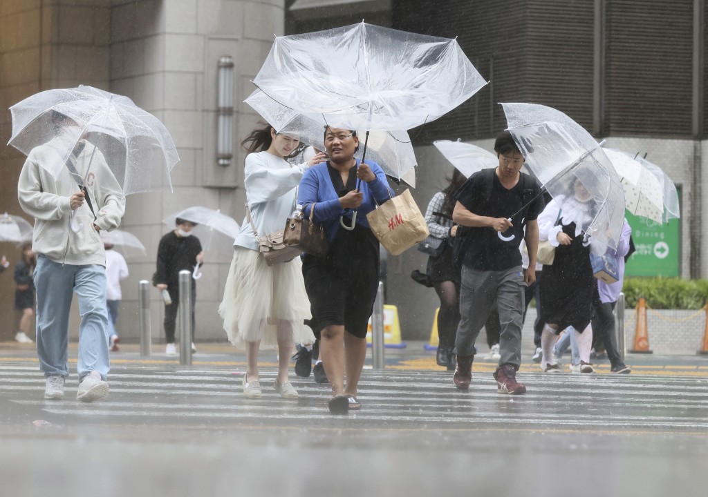 珊珊雖然還未抵達東京，但已經對東日本帶來強大雨勢。美聯社