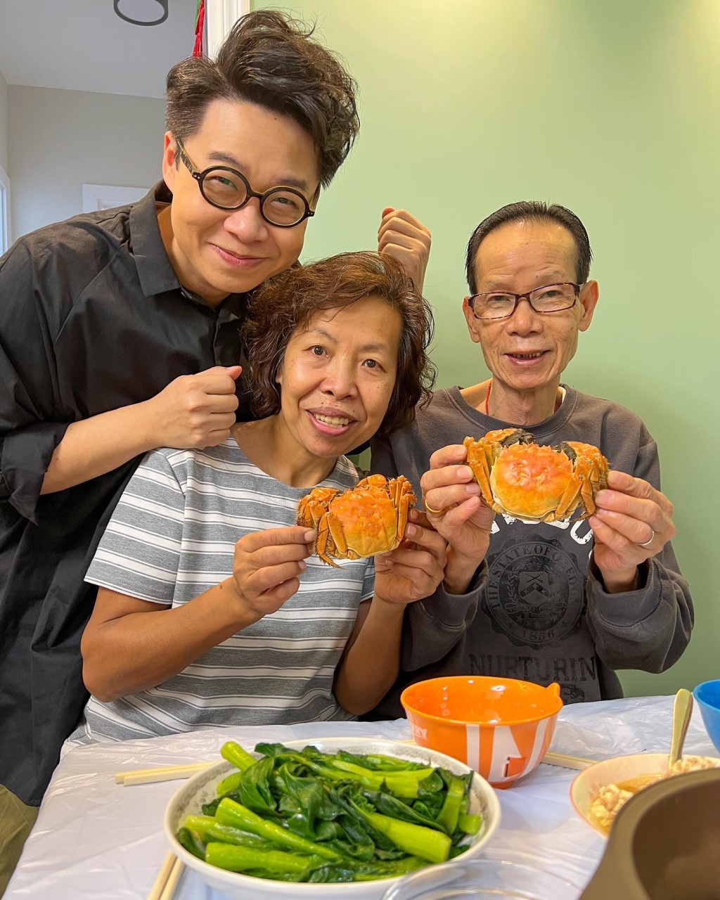 何遠東一家三口愛美食。