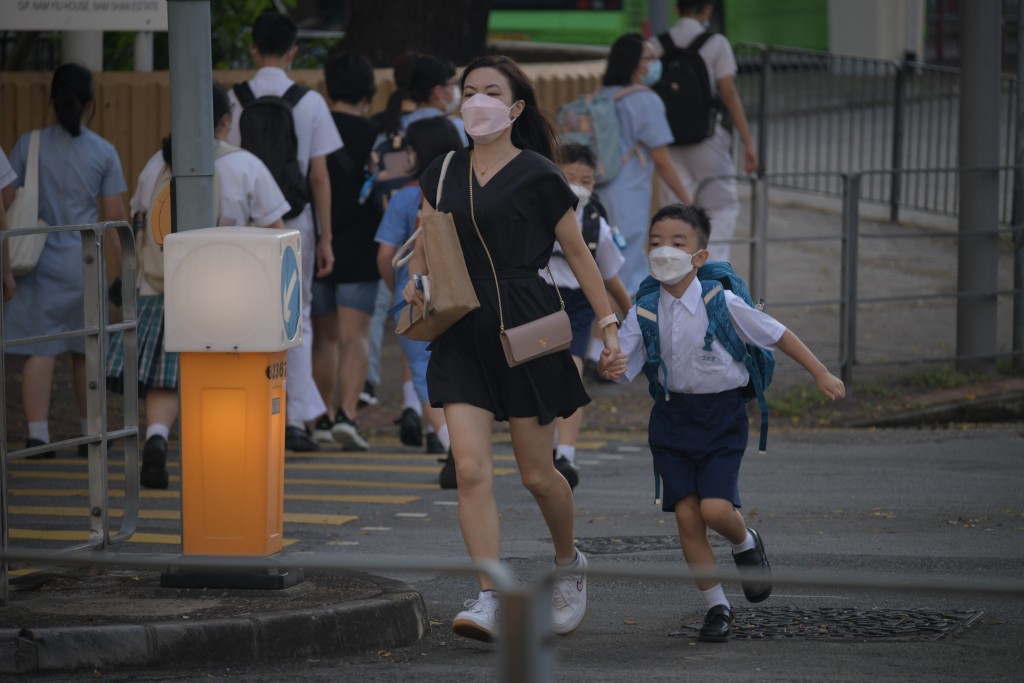 根據教育局的文件，當局推算今年適齡小一人數有49600人，較去年下跌6%。