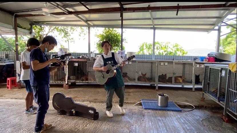 黃劍文到大樹下動物庇護站探訪。