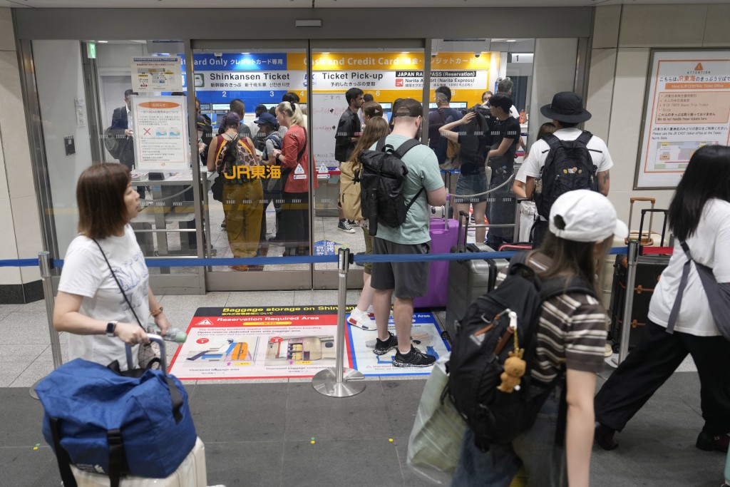 大批受影響旅客排隊退票。美聯社