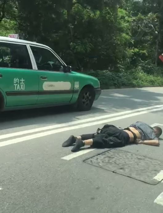 落馬洲路的士撞到過路男子。fb的士司機資訊網 Taxi 劉賢圖片