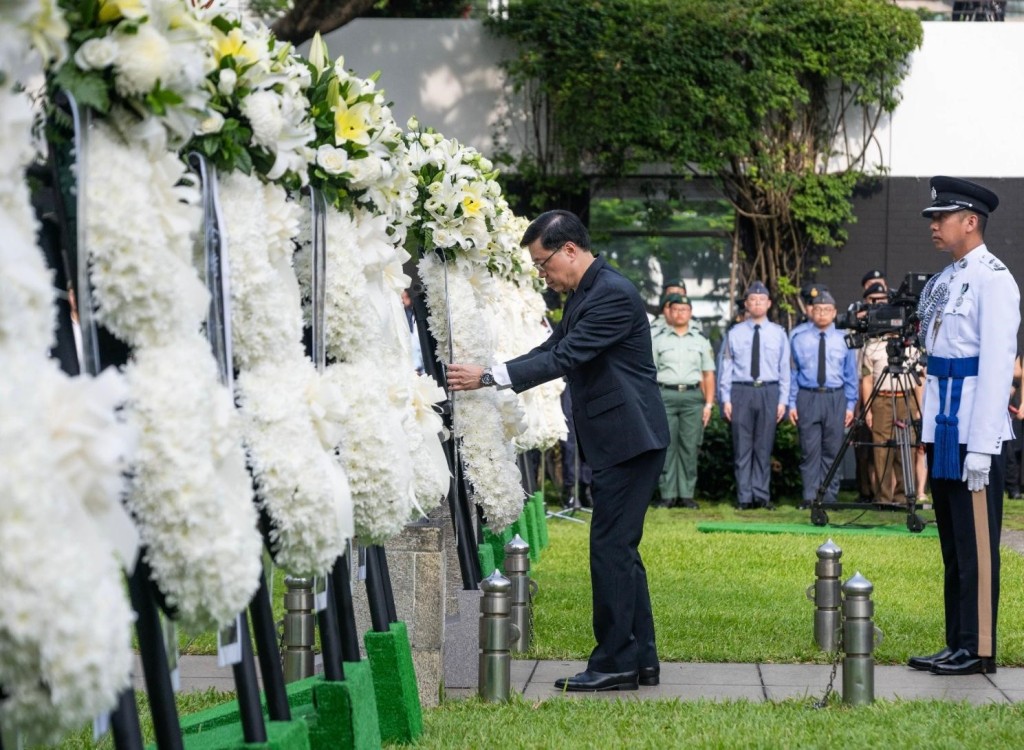 李家超上前整理花圈。政府新聞處