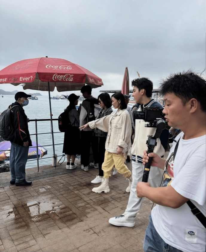 兩人在西貢碼頭拍攝，引來不批途人圍觀，不過有指佘詩曼已搬離西貢。