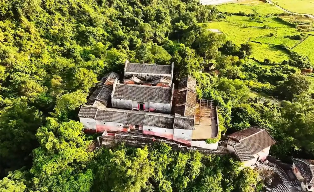 清遠旅遊好去處2024｜2. 英西峰林風景區 彭家祠：依山而建，有「小布達拉宮」之稱，建於清朝中期。（圖片來源：小紅書@四可公子）