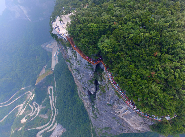 張家界天門山景區山頂西線玻璃棧道。