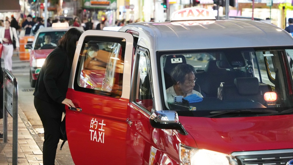 政府計劃批出五個的士車隊牌照，今日中午12時已截止申請。