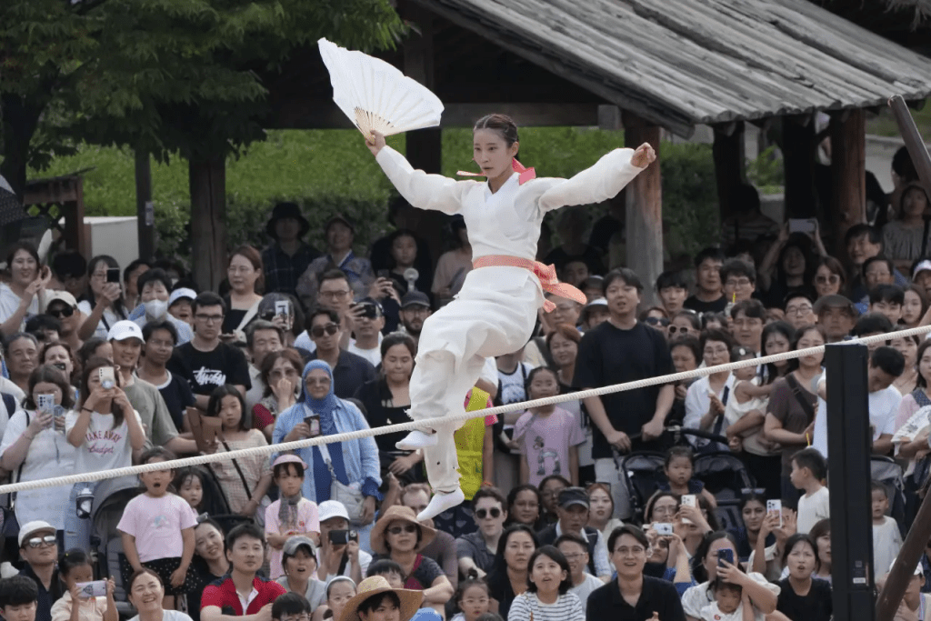 一名藝人進行特技表演。（美聯社）