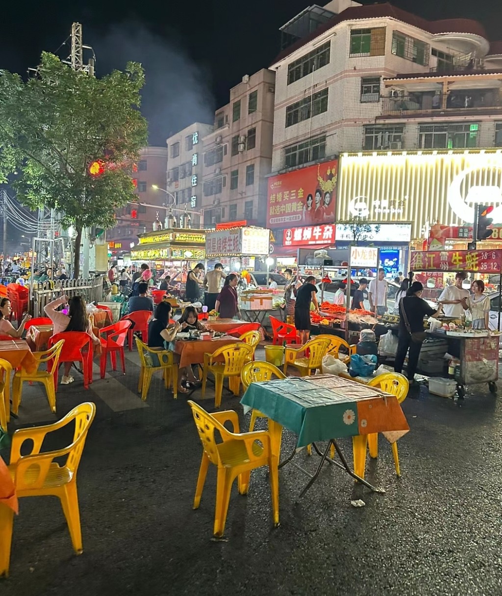 中山夜遊必去2024｜7. 坦洲十四村夜市美食街　好幾處街道放有枱椅，很有大笪地的感覺，非常有活力，大家不妨到此一遊，感受一下中山人民的夜生活。 （圖片來源：小紅書@黎想想）