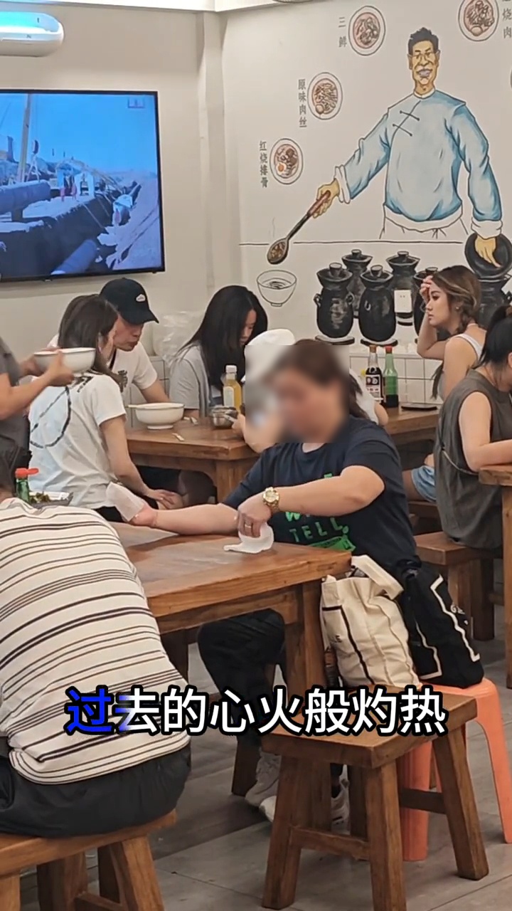 片段中的背景音樂是《讓一切隨風》，發文的麵店老闆寫道︰「曾經是多少女人的夢中情人，一代人的回億。」