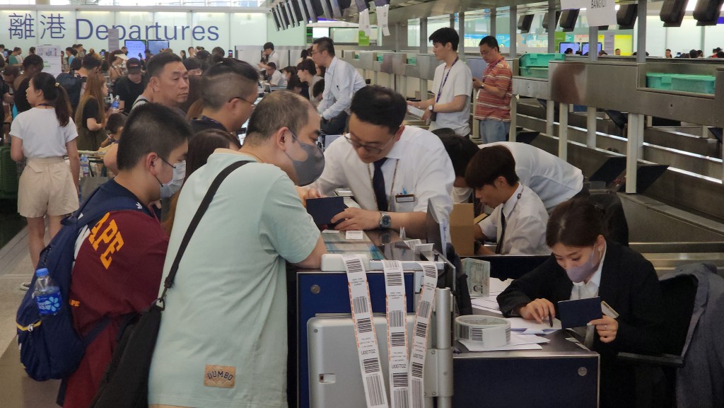 航空公司职员改用人手办理手续。黄文威摄