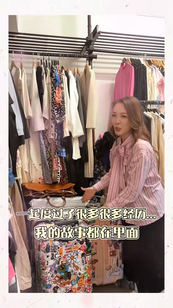 另一邊則放了多個行李箱和衣服。