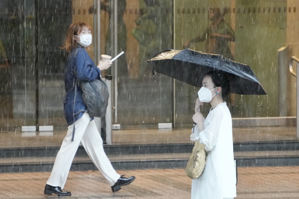 一道強雷雨帶影響本港，帶來狂風暴雨。蘇正謙攝