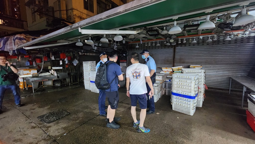 警方到牛池灣街市調查。