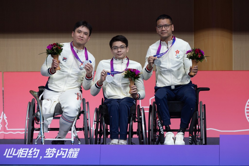   鄺遠興(左起)、陳曦全、陳穎健斬獲男子佩劍團體賽銀牌。  中國香港殘疾人奧委會圖片