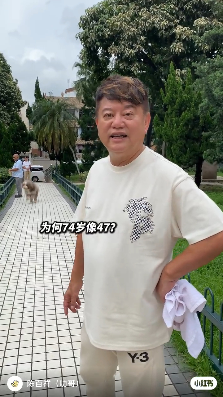 早前疑似踢對手的陳百祥就斯人獨憔悴，不過他都不忘拍片更新近況。