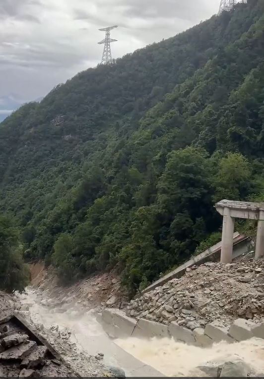 隧道接駁橋被山洪沖毀，有車輛墜毀。