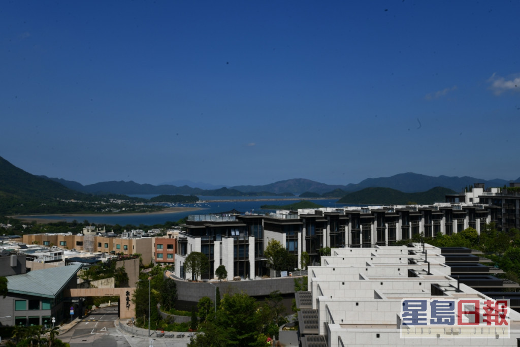 單位可望及八仙嶺翠綠山景，亦可眺望船灣淡水湖與吐露港海景。