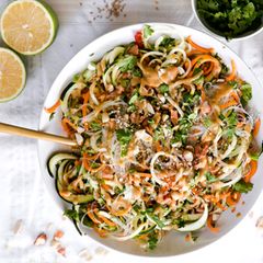 Einfach, schnell und lecker: Gesunder Pad-Thai-Salat