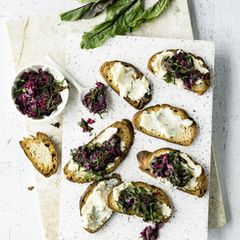 Chutney von Rote-Bete-Blättern auf Gorgonzola-Bruschetta