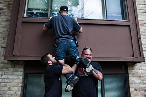 Kopfgeldjäger schauen durch ein Fenster in eine Wohnung