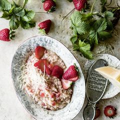 Ein Teller mit Erdbeerrisotto