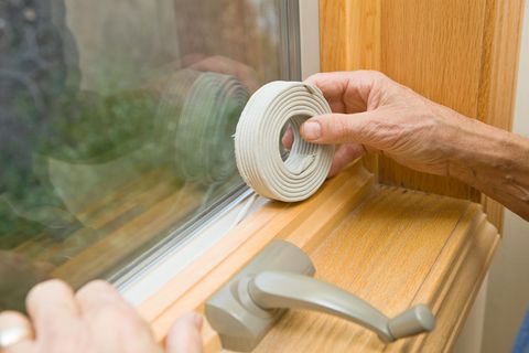 Beim Thema Dämmung geht es nicht nur um die Fassade des Hauses. Besonders viel Energie geht durch undichte Fenster und Türen verloren. Wenn neue Fenster und Türen nicht in Frage kommen (weil zu teuer oder der Vermieter nicht will), können luftdurchlässige Ritzen auch mit selbstklebenden Streifen aus dem Baumarkt abgedichtet werden, schreibt der Mieterbund.