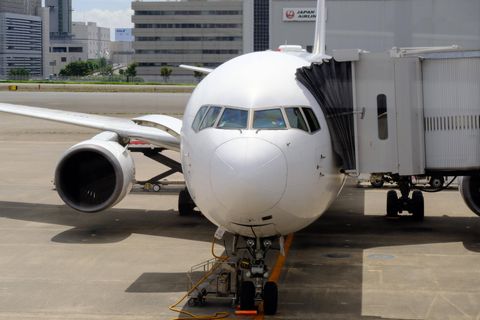 Ein Flugzeug beim Boarding in Tokio