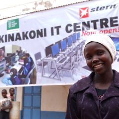 Virginia Mulwa, einer der Computertrainerinnen, vor dem neuen IT-Zentrum von Kinakoni