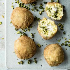 Leckere Arancini mit Pistazien und Béchamelsauce