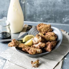 Fast-Food-Rezept: Zu Karaage passt japanische Mayonnaise, zum Beispiel von Kewpie; die schmeckt intensiv nach Eigelb und hat eine kräftige Säurenote